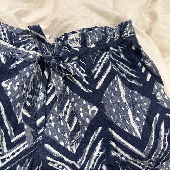 Quiksilver women’s blue & cream high waisted shorts size medium - Picture 5 of 5